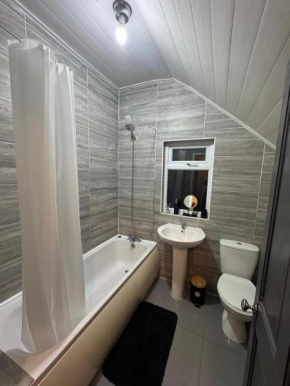 Sleeps 8 l 3 Bedroom l Last-minute Specials l New Property l Elegant House near City Center Sleeps 6 with Free Parking l By Zen Nights Short Lets & Serviced Accommodations